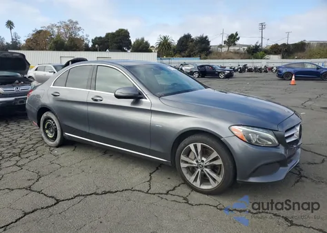 2018 Mercedes-Benz C 350E z USA, uszkodzony, nr VIN 55SWF4HB4JU246007